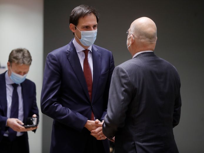 Minister Wopke Hoekstra van Buitenlandse Zaken en zijn Griekse ambtsgenoot Nikos Dendias bij het overleg van EU-buitenlandministers.
