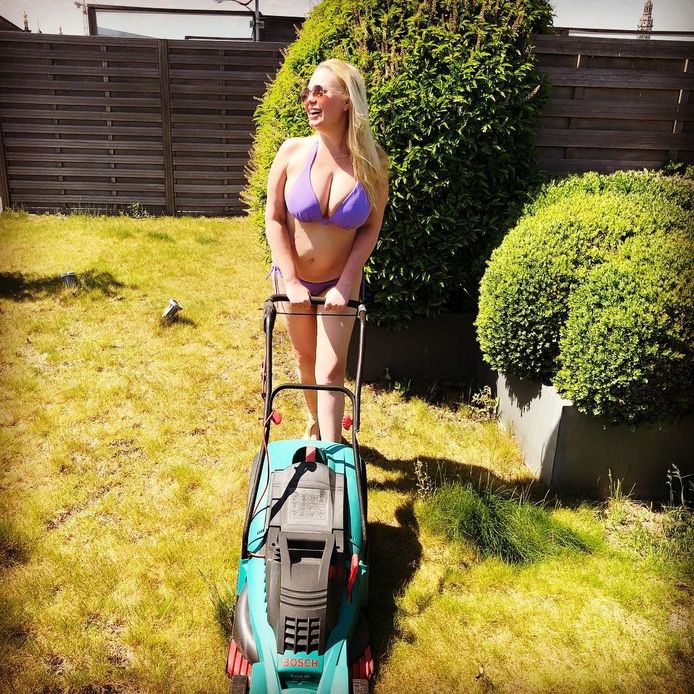 Deze bikinifoto uit 2015 kwam haar op hoongelach te staan. "Omdat het verlengsnoer van mijn grasmachine niet instak", zucht ze. "Ik vond dat gewoon lelijk op de foto!"