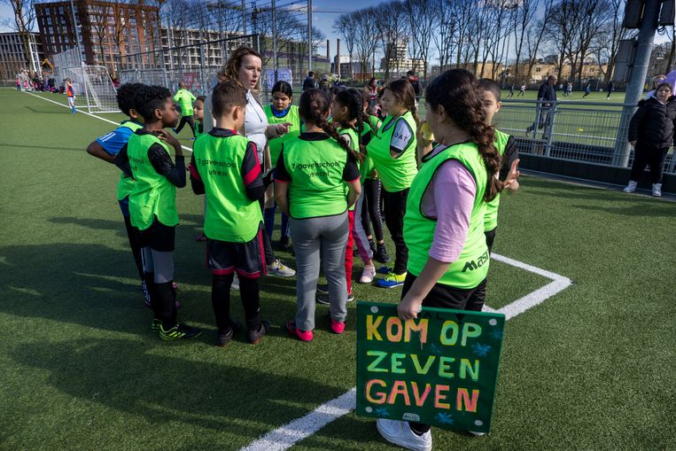 Schoolvoetbaltoernooi in het Utrechtse Kanaleneiland. In de groene hesjes: basisschool De Zeven Gaven. Beeld Werry Crone