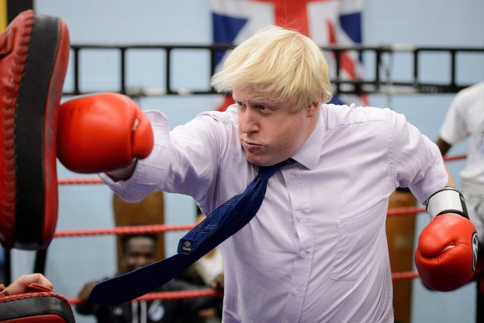 Boris Johnson aan het boksen in 2014.