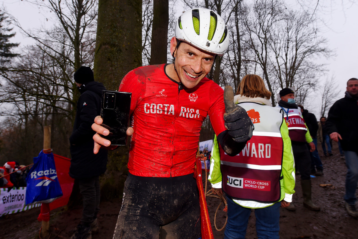 Felipe Timoteo Nystrom uit Costa Rica na afloop van de wereldbeker veldrijden in het Belgische Namen op 19 december 2021. Beeld Luc Claessen / Getty 