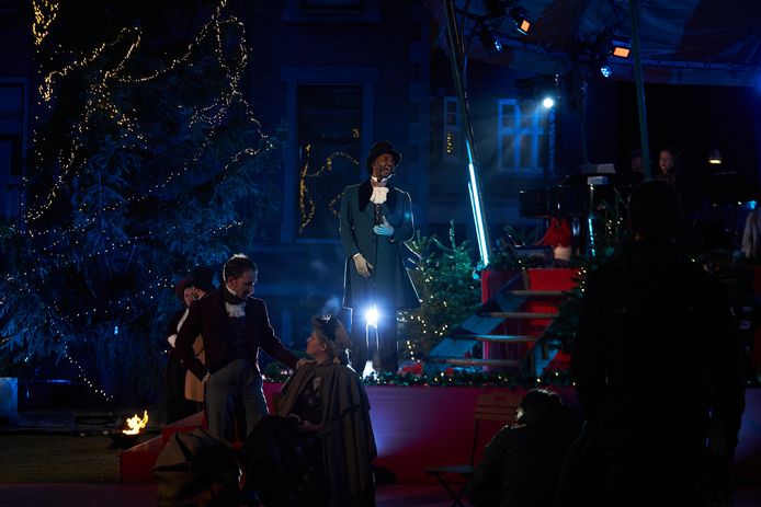 Zanger Dwight Dissels tijdens Scrooge Live.