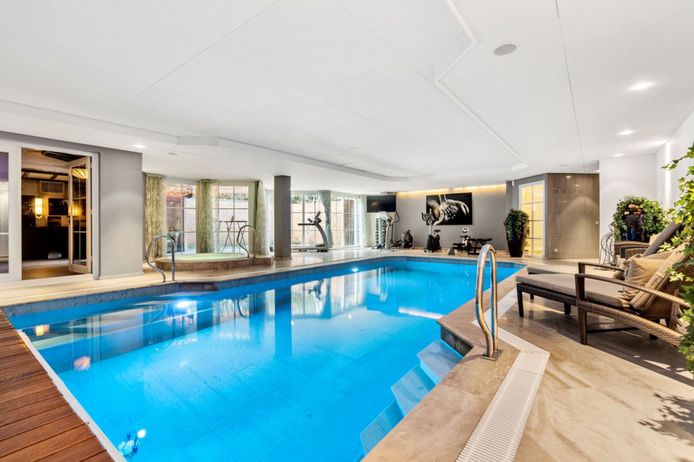 Binnenzwembad van de villa aan de Goorsteeg in Lunteren.