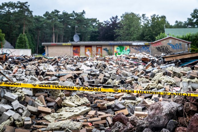 Bij het verwoeste horecagebouw op voormalig camping Zwarte Bergen hangen asbestlinten.