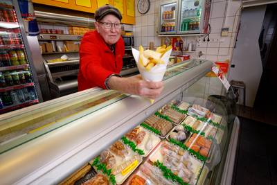 Meer dan een snackbar is De Smulhoek een plek voor de buurt; Johan (75) staat al veertig jaar ‘bij h