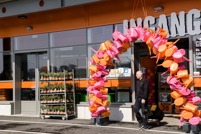 De Hornbach in Enschede is klaar voor de opening.
