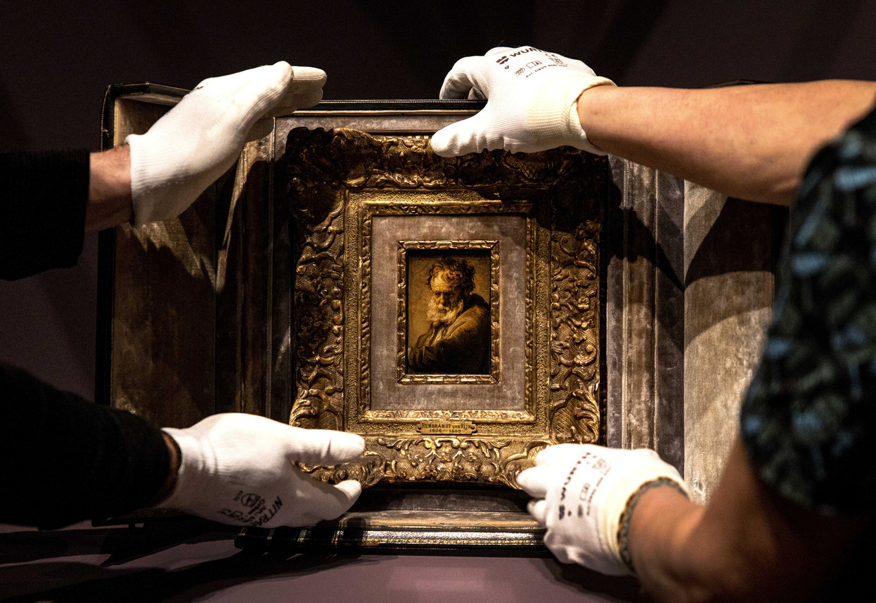 ‘Buste van een bebaarde oude man’ (1633), van Rembrandt van Rijn, is kleiner dan een A4’tje.  Beeld ANP