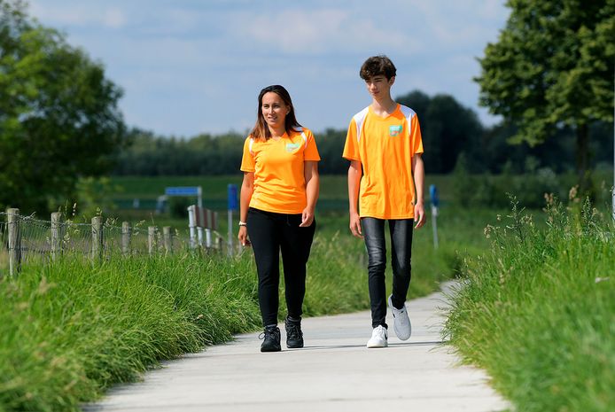 Esmée Manuhutu en haar zoon Noé Snikkers in de shirts van de actie Support Casper, waarvoor ze tijdens de Alternatieve Vierdaagse geld ophalen.