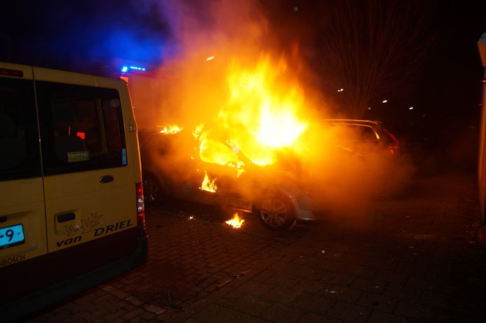 Een auto is donderdagnacht zwaar beschadigd geraakt bij een brand in de Mendelsohnstraat in Drunen.