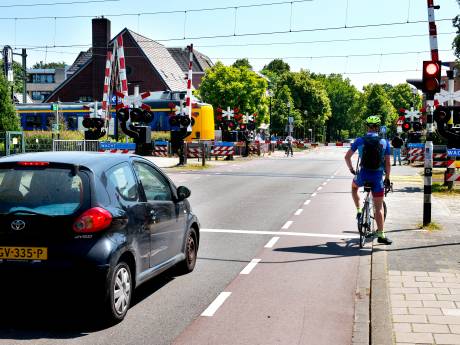 De spoorwegovergang in Den Dolder dicht: zo moeten auto's straks gaan rijden