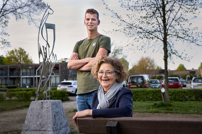 Jim Gommers en Martha Verschuren, hier bij het kunstwerk voor de kerk van De Rips, wonen naar hun zin in het 100 jaar oude Peeldorp.