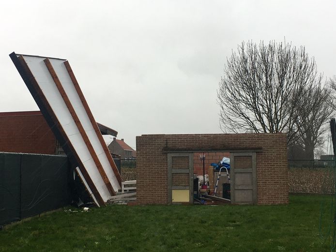 In Lendelede blies een rukwind het dak van een tuinhuis.