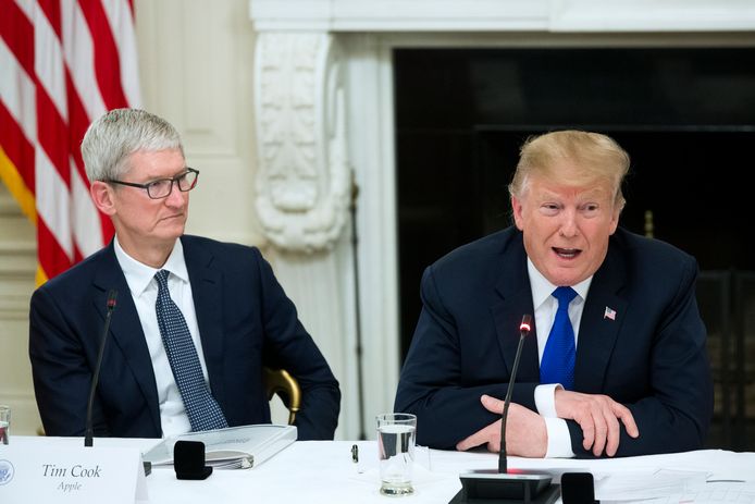 CEO van Apple Tim Cook (links) en president Donald J. Trump (rechts) tijdens een vergadering van de American Workforce Policy Advisory Board in het Witte Huis in Washington.