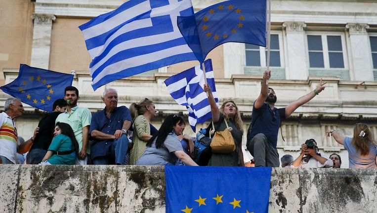 Demonstranten voor het parlement waarin ze de regering oproepen een deal te sluiten met de schuldeisers. Beeld reuters
