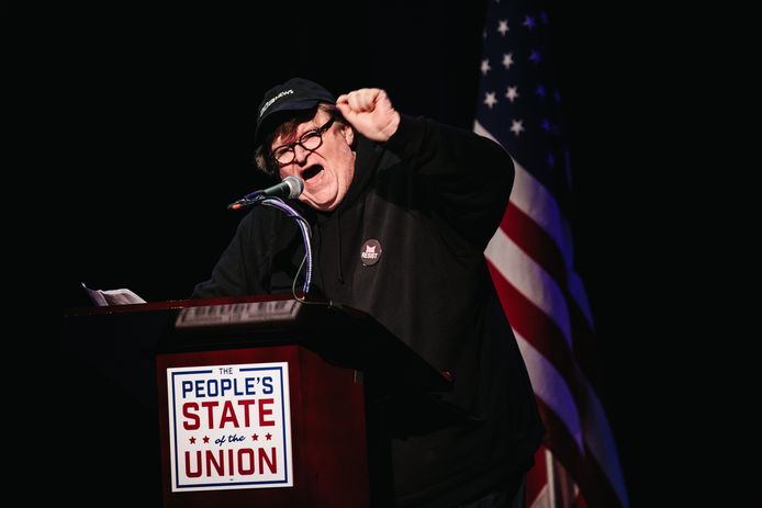 Filmmaker Michael Moore spreekt op de 'State of the Union' van het volk in New York.