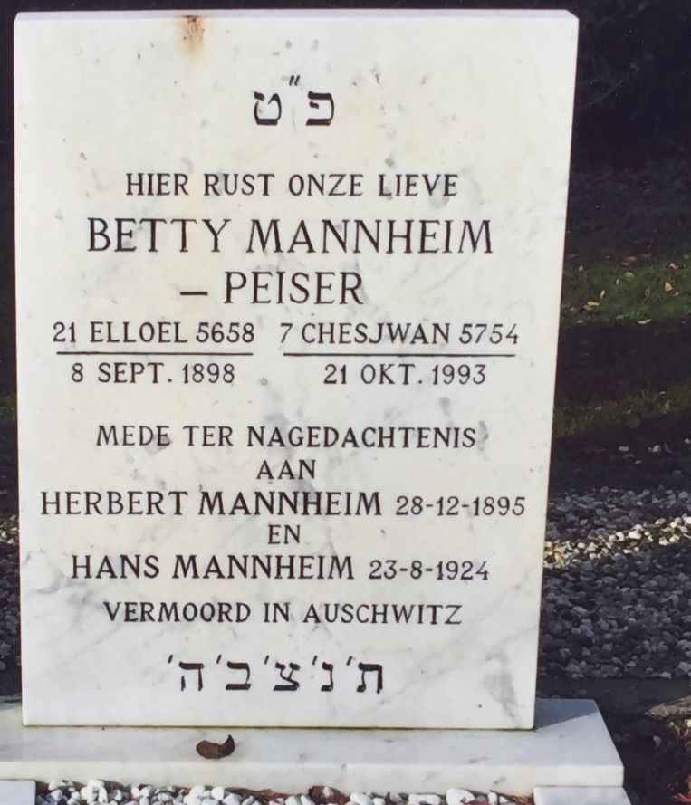 Bij het graf van zijn moeder in Vijfhuizen worden ook Hans en zijn vader herdacht. Beeld 