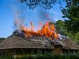 De garage raakte zwaar beschadigd door de brand in Nijnsel, maar het nabijgelegen woonhuis bleef dat soort schade bespaard.