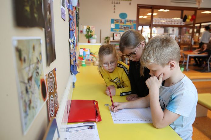 Groep 3 van PlatOO-basisschool Het Klokhuis in Beek en Donk krijgt les in schrijven.