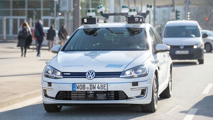 De autonome e-Golf rijdt op proef in Hamburg