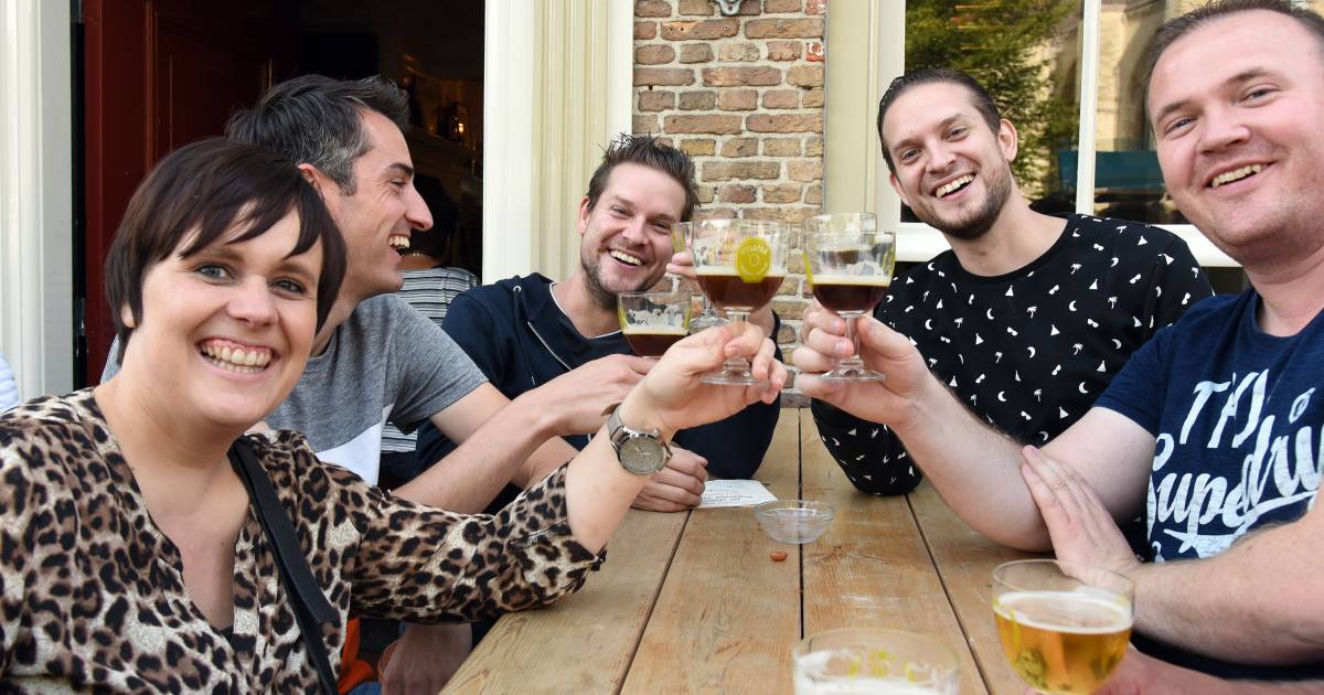 Hoofdplatenaar Patrick tapt vanaf vrijdag in De Biecht in Hulst, het café dat op veler verzoek weer 