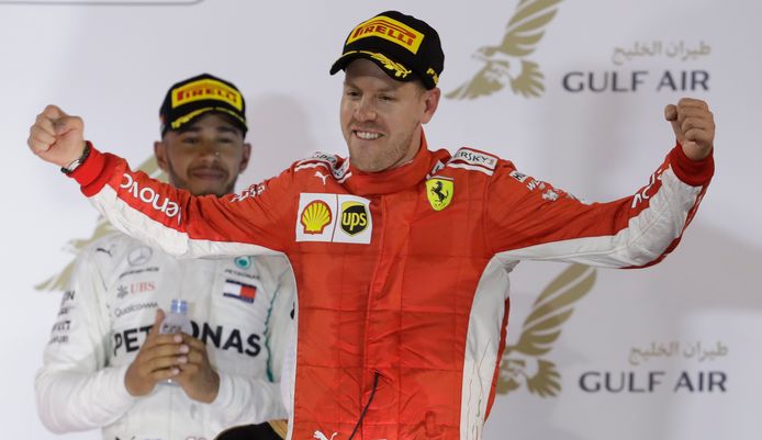 Sebastien Vettel viert na de GP van Bahrein.