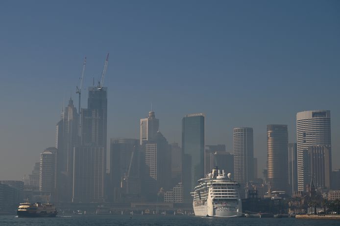 Het zakendistrict van Sydney onder een dikke deken van rook.