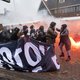 Demonstranten KOZP in Volendam bekogeld door voorstanders Zwarte Piet