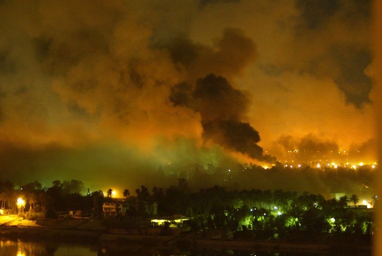 21 maart 2003: de Verenigde Staten bestoken het presidentieel paleis van de Iraakse dictator Saddam Hoessein in Bagdad. Beeld AFP