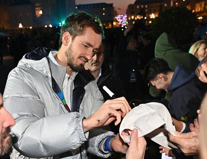Il russo Daniil Medvedev distribuisce autografi ai tifosi in Italia.