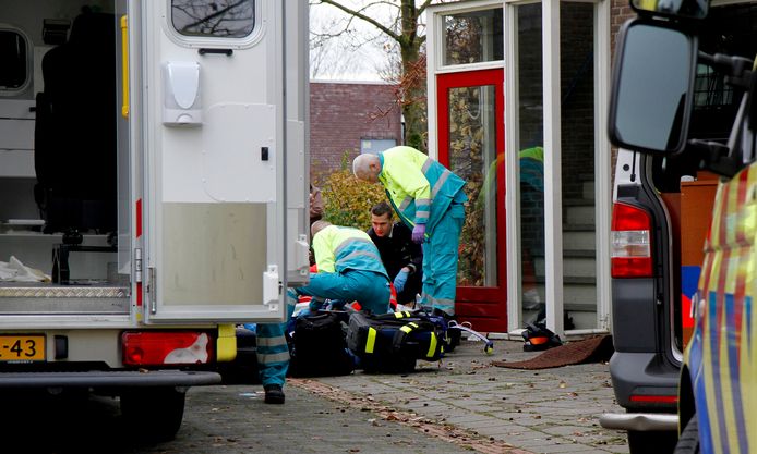 Hulpdiensten in Dordrecht ontfermen zich over een oudere mevrouw. Zulke acute noodsituaties moeten in de toekomst vaker worden voorkomen door inzet van een specialist ouderengeneeskunde