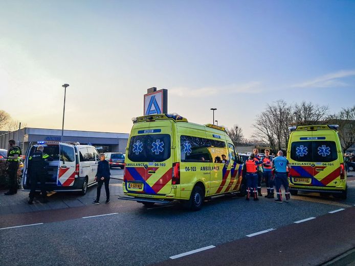 Hulpdiensten zijn massaal aanwezig in de omgeving van de parkeergarage.