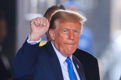 LIVE. “Het meest gênante proces” tegen Donald Trump is gestart: oud-president schudt met hoofd tijdens aanhoren aanklacht