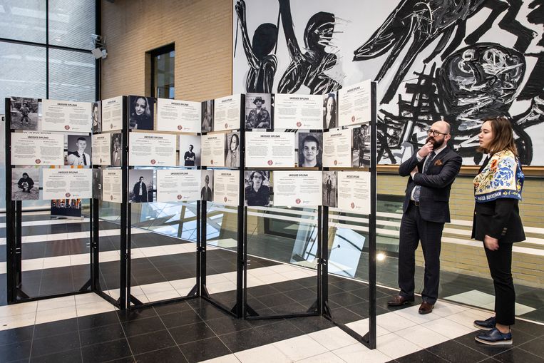 Maksym Kononenko, de Oekraïense ambassadeur in Nederland en de in Nederland studerende Oleksandra Diakonova bezoeken de tentoonstelling op de UvA. Beeld Dingena Mol