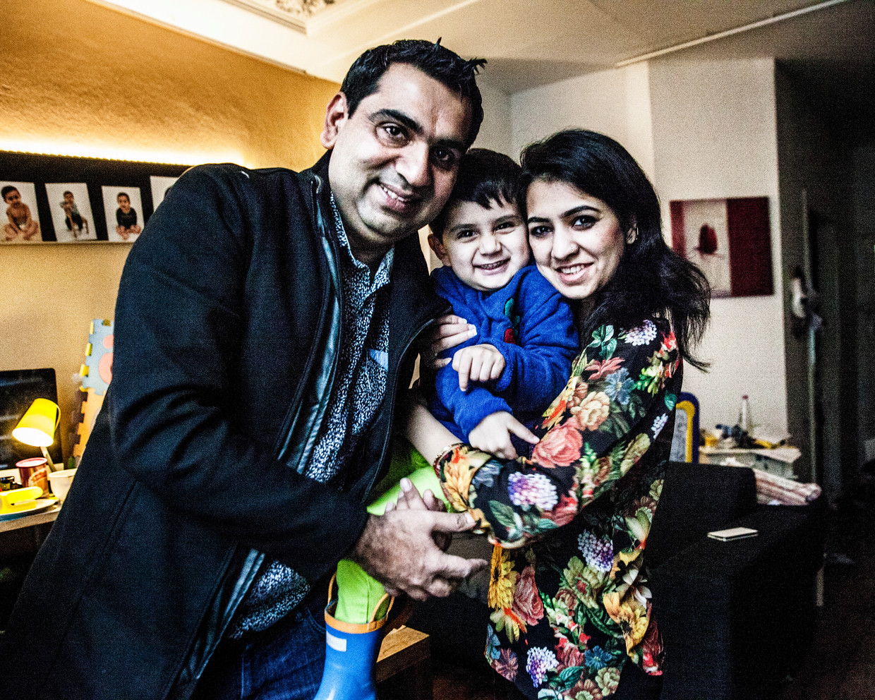 Ahmad Waqass Goraya, zijn vrouw Mesha Saeed en zoontje Arastoo. Beeld Aurelie Geurts
