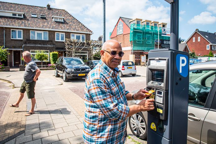 Neville (r.) en Ton kopen een kaartje bij de parkeerautomaat aan de Toussaintstraat. De kosten voor betaald parkeren in het centrum van Alphen zijn nog altijd een pijnpunt voor zowel de winkeliers als bezoekers.