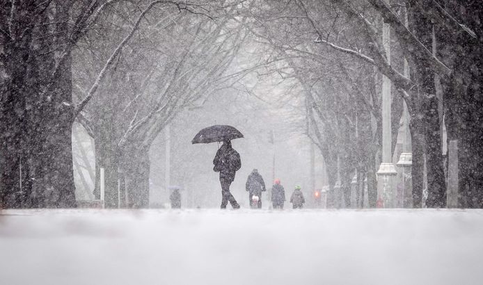 Mensen lopen door het sneeuw op de eerste lentedag van  2018 in Berlijn. Foto Kay Nietfeld