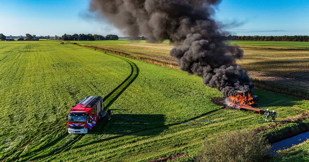Brand in landbouwvoertuig op de Lange Ekers in Oudehaske