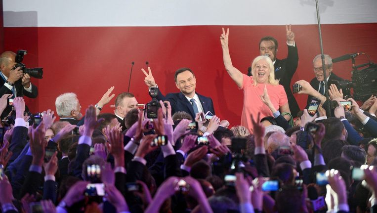 Andrzej Duda reageert verheugd op de eerste verkiezingsuitslagen. Beeld Bartlomiej Zborowski/EPA 
