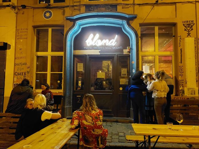 GENT - Café Blond, op het Edward Anseeleplein, maakt zich klaar voor een vrijdagavond.