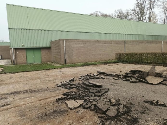 Deze week is begonnen met het opbreken van de asfaltvlakte naast de sporthal van Bouwel