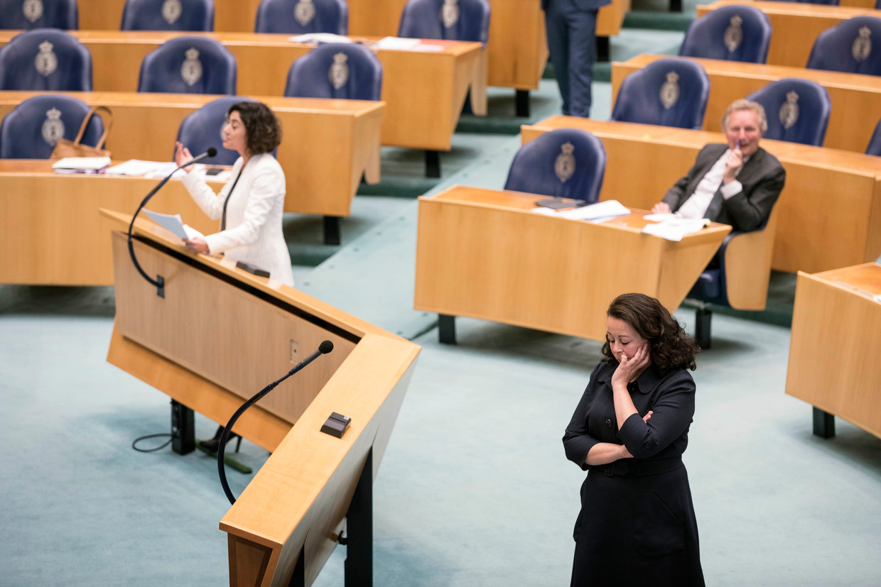 SP-woordvoerder Karabulut in debat met de minster. D66-woordvoerder Belhaj volgt de discussie met spanning. Beeld Werry Crone