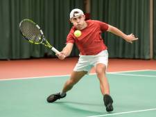 Kyvan Rietkerk (17) reist als tennisser de wereld over: ‘Maar heb ouders beloofd ook school af te maken’