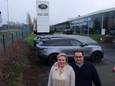 Leen Desmet en Christophe Dejonckheere bij de huidige vestiging van Land Rover-Jaguar Dejonckheere, langs de ring rond Kortrijk (R8). Het bedrijf vertrekt omdat daar een nieuw stuk kanaal Bossuit-Kortrijk gepland is.