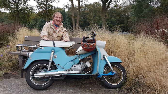 Roald met zijn geliefde Puch. Met zijn vader Norman maakte hij tochtjes door Den Haag, tot Den Haag een milieuzone instelde.