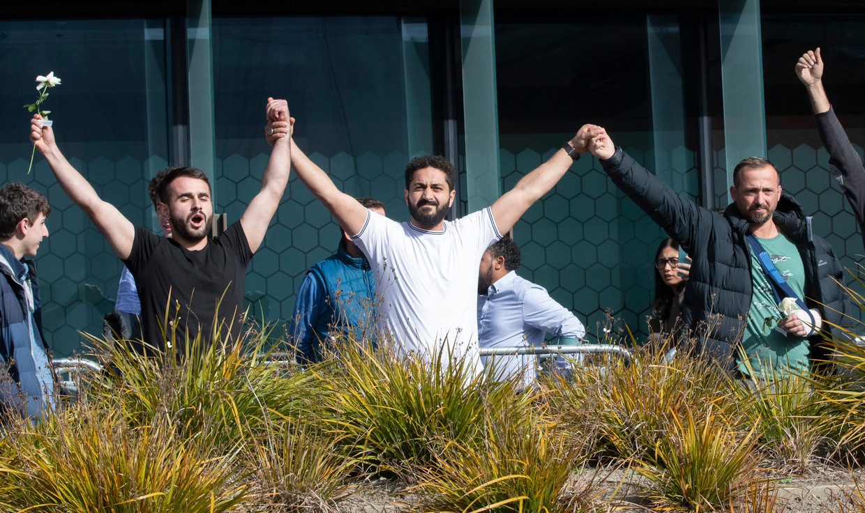 Overlevenden van de aanslag vieren het vonnis van de rechtbank in Christchurch. Beeld AP