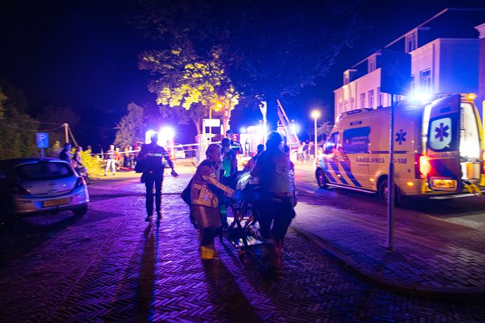 De vrouw is naar het ziekenhuis gebracht met een ambulance.
