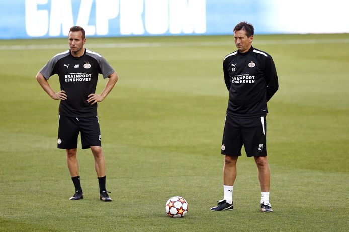 Trainer Roger Schmidt en assistent-coach Jörn Wolf van PSV.