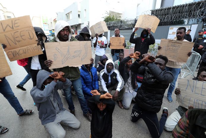 Vluchtelingen uit Mali en Ivoorkust demonstreren bij het hoofdkwartier van de International Organization for Migration (IOM) in Tunis om geëvacueerd te worden naar hun land van herkomst nadat de Tunesische president de lokale bevolking ophitste tegen hun aanwezigheid in het land.