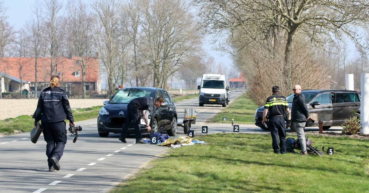 Fietser zwaargewond met trauma-arts naar ziekenhuis na botsing met auto in Marknesse.