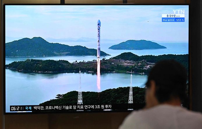 Een man kijkt op een station in Seoel naar nieuwsbeelden van een eerdere Noord-Koreaanse raketlancering.
